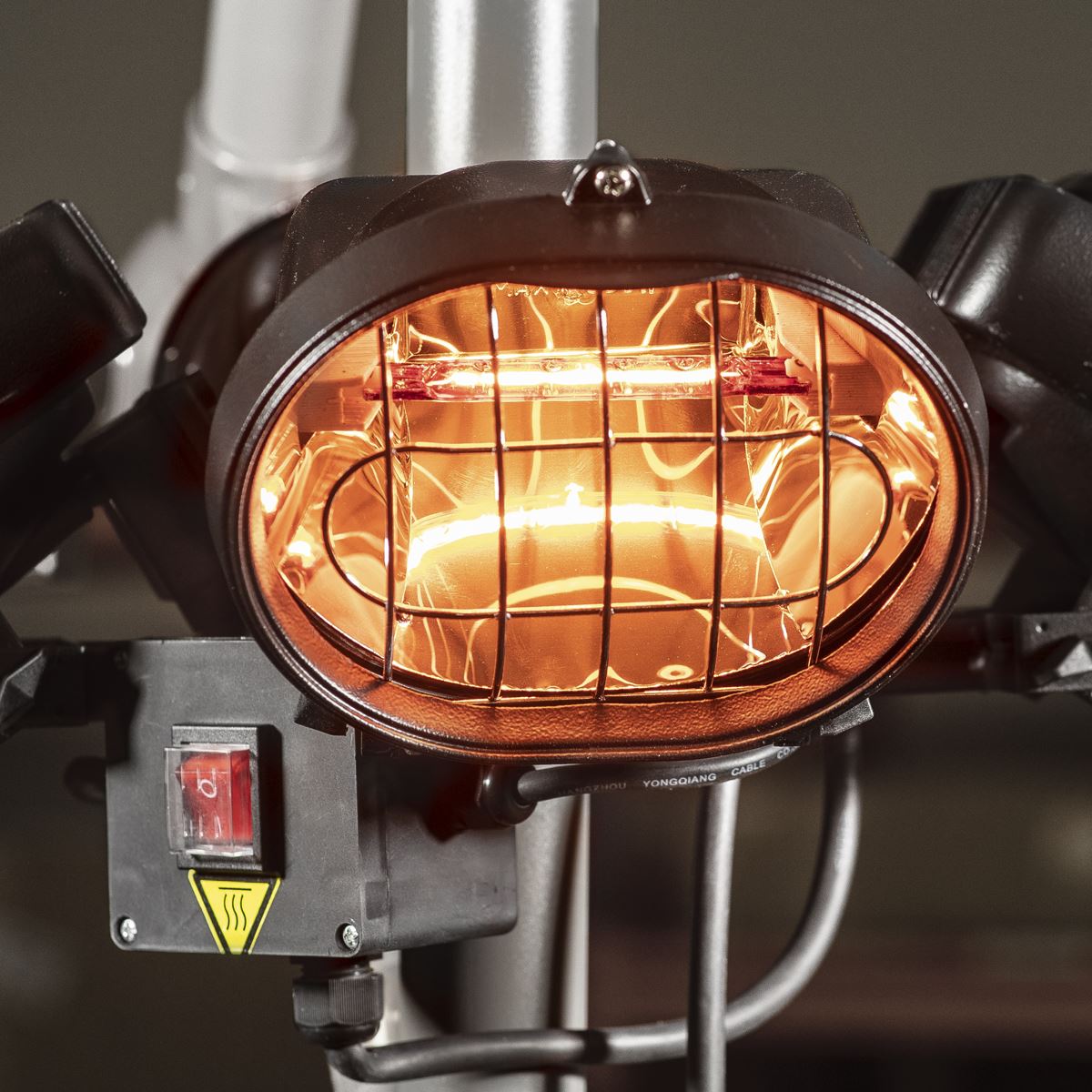 Dellonda DG178 1800W Folding Parasol/Gazebo Infrared Heater | 230V - 50Hz | This outdoor infrared heater is the perfect companion for your parasol or