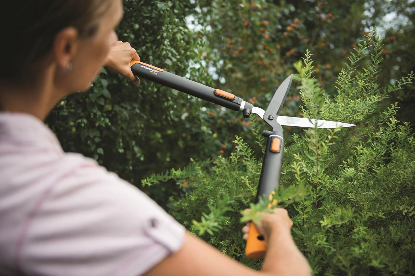 Fiskars 1013565 HS86 SmartFit Telescopic Hedge Shears Extendable Garden Trimming Shears for Hedges Shrubs Bushes and General Garden Maintenance