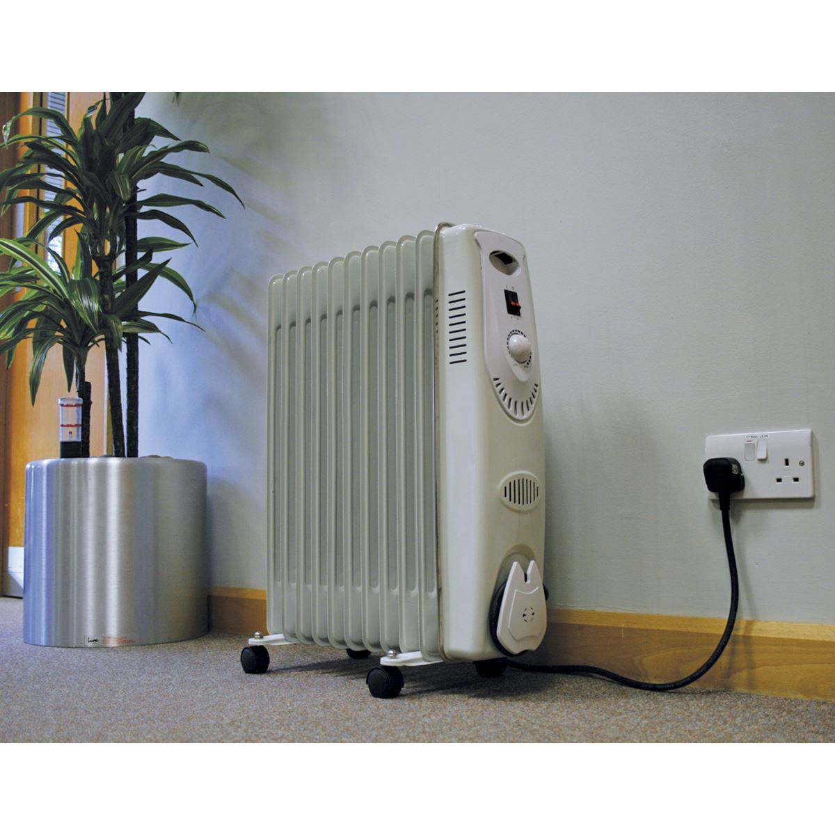 Sealey RD2500 11-Element Oil-Filled Radiator 2500W/230V | Thermostat, Tip-Over Switch | Oil filled radiator suitable for office, home, showroom and