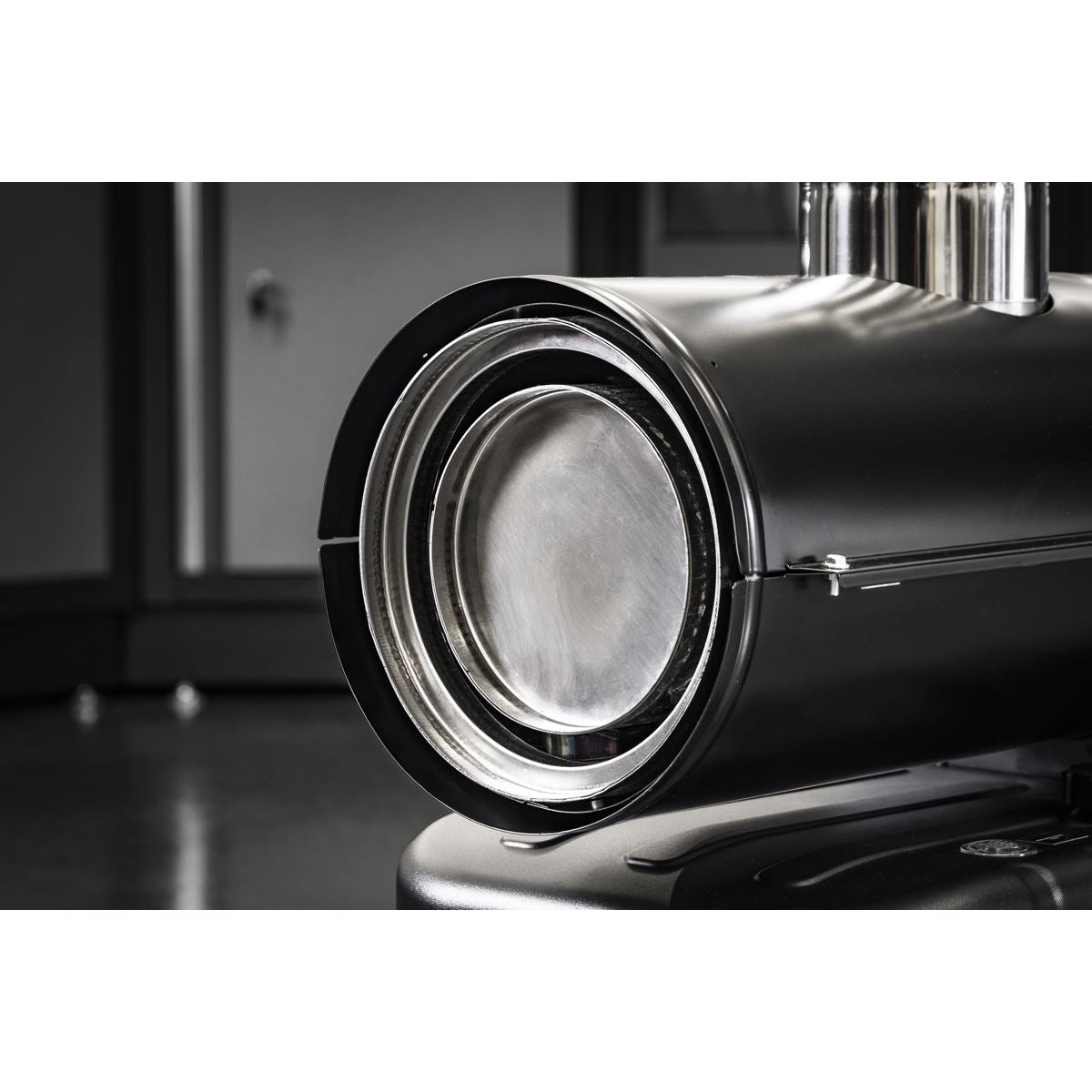 Sealey ABI600 Space Warmer Indirect Kerosene/Diesel Heater with Wheels 68,000Btu/hr | 68,242Btu/hr(20kW), 230V ~ 50Hz, Thermostat, Wheels