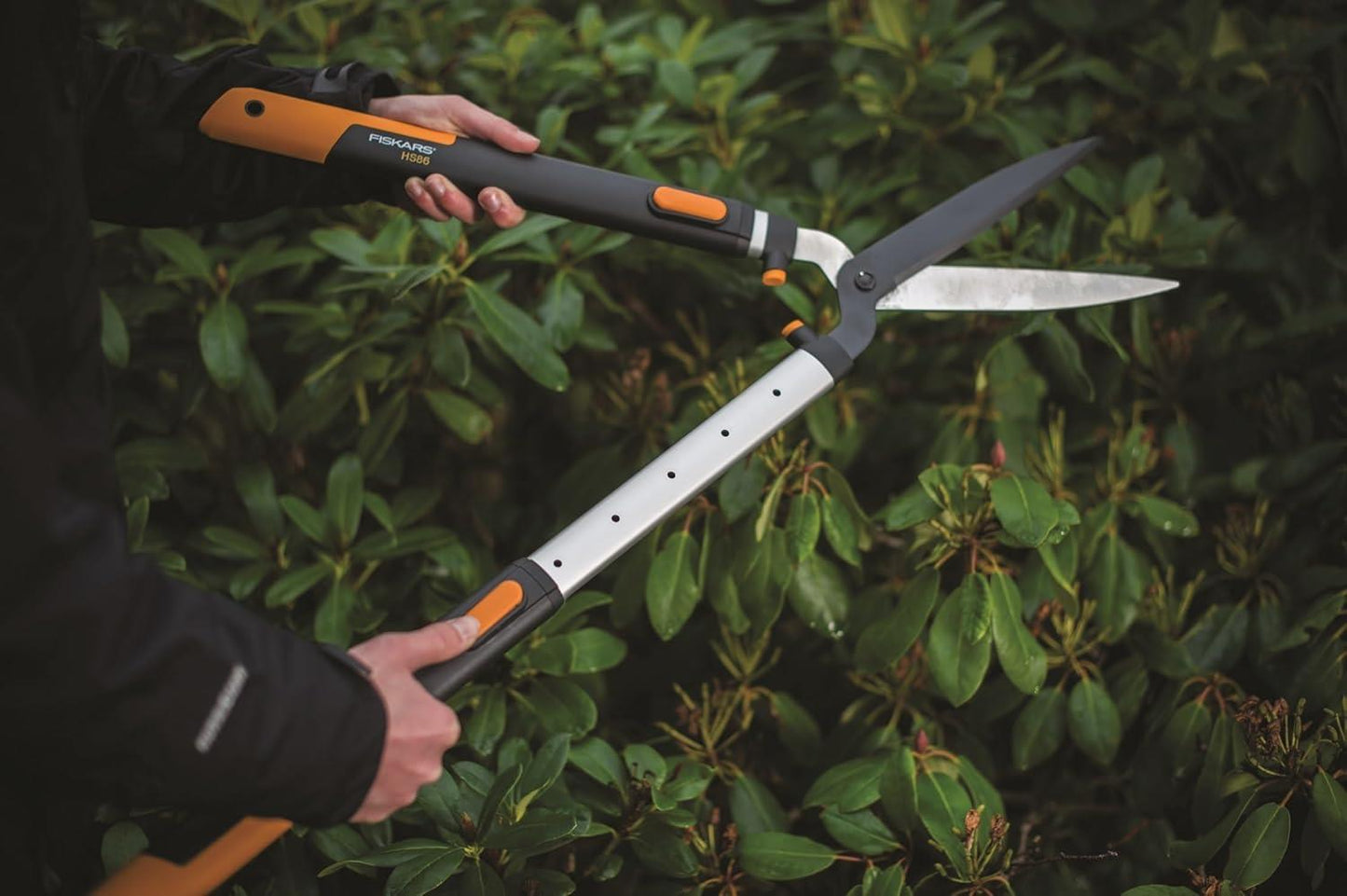 Fiskars 1013565 HS86 SmartFit Telescopic Hedge Shears Extendable Garden Trimming Shears for Hedges Shrubs Bushes and General Garden Maintenance