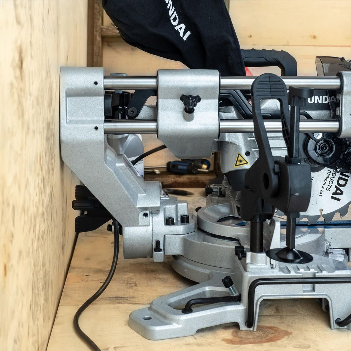 Hyundai HYMS1500E Electric Mitre Saw 1500W 210mm Blade 70mm Cut Sliding 230V Chop Saw Sliding Saw Woodworking Chop Saw