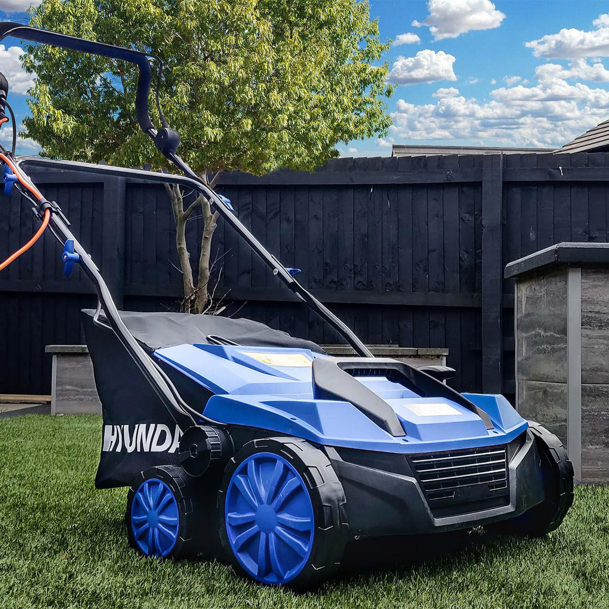Hyundai HYSW1600E Sweeper 1600W 380mm Yard Sweeper Power Brush