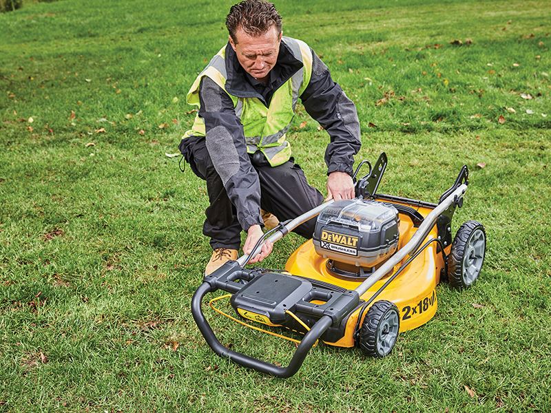 DeWalt DCMW564P2-GB DCMW564P2 XR Brushless Lawnmower 18V 2 x 5.0Ah Li-ion